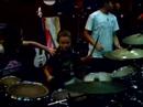 Mero tocando bateria