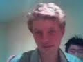 Idiot �ter levande guldfisk