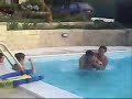 Lotta in piscina