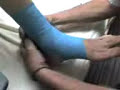 en el doctor, ense�andome a vendar el tobillo