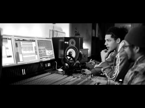 Unsigned - De single 'Unsigned hype' laat zich kenmerken door een klassieke boombap hiphopproductie met een melodieus refrein waarin Mongoose laat horen dat hij zijn st...
