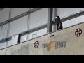 Niño de 7 años anda en skate en una media tuberia