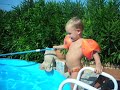 il bagno in piscina di leo