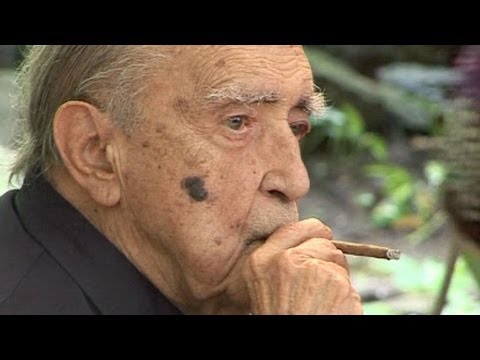 Niemeyer - S'abonner à la chaîne AFP : http://bit.ly/abonner-afp Le Brésilien Oscar Niemeyer est décédé à l'âge de 104 ans. Le père de l'architecture brésilienne aura r...