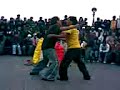 comicos ambulantes bailando perreo