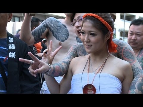 japonaise - Bien que la loi ait été durcie à leur égard, les yakuzas - la mafia japonaise - exhibent toujours leurs tatouages lors d'une fête religieuse en plein coeur d...