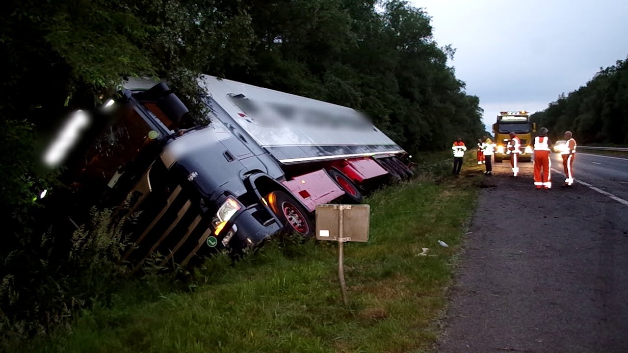 Vrachtwagen de sloot in op de A28 bij Pesse(Video)