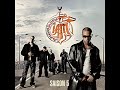 refrain (2x) :

9 9, raisons de serrer les rangs
tous, d�s l'enfance rod�s � serrer les dents
bleu, blanc, rouge ouais c'est � nous aussi
united, m�me si on a pas les m�mes racines

shurik'n :

ils parlent de cit�s � risque et nous on parle de racines
souvent ils nous pointent du doigt et nous on pointe au ch�mage
on parle de riz, d'harissa, eux parlent vin et fromage
on parle de r�ussite mais eux nous parlent int�rim et stage
on parle de reconnaissance, ils appellent �a de la frime
on parle d'argent et d'aisance, pour du poignons ils d�ciment
nous la vie on la dessine, � coup d'images et de mots
on veut toucher des cimes m�me si on part du caniveau
eux ne connaissent qu'abondance, on s'en remet � la chance
pas besoin de piper les d�s, c'est toujours eux qui les lancent
on veut avoir le choix, on veut avoir des r�ves
ne plus porter ce poids c'est c'qui nous brise les vert�bres
on parle de gastronomie, les notre cr�vent la dalle
nous on parle de m�tier, mais eux ne pensent que m�nage
nous on pense famille, les journaux parlent de meute
on veut de l'attention mais l'objectif n'y voit que les �meutes

refrain (2x)

morceau kery james :
