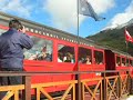 viajando en el tren del fin del mundo en ushuaia. argentina.la historia de ushuaia y el tren gira en torno de su penal. el ingeniero catello muratgia comienza la construcci�n definitiva de un penal adecuado en el 1902. la c�rcel se construye con materiales de la zona, �y la mano de obra la constituyen �los penados.
para trasladar los materiales se monta el xilocarril, es decir un tren que circula sobre rieles de madera. a finales de 1909 se registran los primeros movimientos ferroviarios.
las v�as 