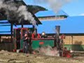 viajando en el tren del fin del mundo en ushuaia. argentina.la historia de ushuaia y el tren gira en torno de su penal. el ingeniero catello muratgia comienza la construcci�n definitiva de un penal adecuado en el 1902. la c�rcel se construye con materiales de la zona, �y la mano de obra la constituyen �los penados.
para trasladar los materiales se monta el xilocarril, es decir un tren que circula sobre rieles de madera. a finales de 1909 se registran los primeros movimientos ferroviarios.
las v�as 