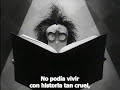 Aquí dejo el conocidísimo corto de Tim Burton realizado en 1982 con subtítulos en español, para que así se pueda entender el significado pero que podáis disfrutar de la magnífica narrativa de Vincent Price, además los poemas se aprecian siempre mejor en su idioma original.