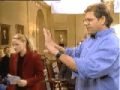 videos de Director Robert Zemeckis sets up a shot with Jodie Foster in the Oval Office set