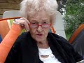 Oma Dientje heeft verstand van voetbal. v Basten let je even Oma Dientje heeft verstand van voetbal. v Basten let je even