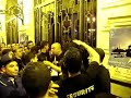 Gestion catastrophique des places vendues et de l'entrée. Trop de billets, pas assez de place. Resultat : Une gestion honteuse de l'entrée.