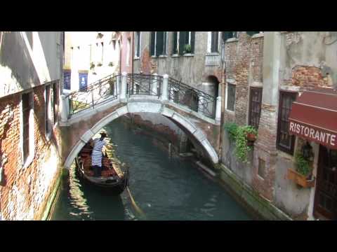 Gondole - Lasciato il clamore di Piazza San Marco andiamo incontro ad una Venezia più disceta e silenziosa fatta di Calli e Canali; qui scopriamo le caratteristiche im...