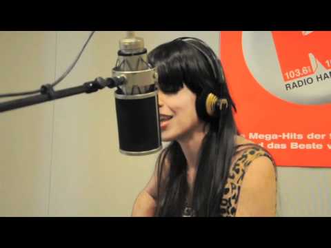 Fraser - Singer & Songwriterin Brooke Fraser spielt ihren Song