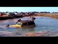 Troller atravessa lagoa com água até o teto.
