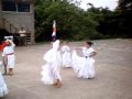 Juliana bailando tipico