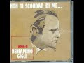 beniamino gigli - dicitincello vuje

dicitencello a 'sta cumpagna vosta
ch'aggio perduto 'o suonno e 'a fantasia... 
ch''a penzo sempe,
ch'� tutt''a vita mia...
i' nce 'o vvulesse dicere,
ma nun ce 'o ssaccio d�...
'a voglio bene... 
'a voglio bene assaje!
dicitencello vujeca 
nun mm''a scordo maje.
e' na passione,
cchi� forte 'e na catena,
ca mme turmenta ll'anema...
e nun mme fa camp�!...

na l�crema lucente v'� caduta...
dic�teme nu poco: a che penzate?!
cu st'uocchie doce,
vuje sola mme guardate...
lev�mmoce 'sta maschera,
dicimmo 'a verit�...
te voglio bene... te voglio bene assaje...
si' tu chesta catena 
ca nun se spezza maje!
suonno gentile, 
suspiro mio carnale...
te cerco comm'a ll'aria:
te voglio pe' camp�!..