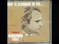 beniamino gigli - dicitincello vuje

dicitencello a 'sta cumpagna vosta
ch'aggio perduto 'o suonno e 'a fantasia... 
ch''a penzo sempe,
ch'� tutt''a vita mia...
i' nce 'o vvulesse dicere,
ma nun ce 'o ssaccio d�...
'a voglio bene... 
'a voglio bene assaje!
dicitencello vujeca 
nun mm''a scordo maje.
e' na passione,
cchi� forte 'e na catena,
ca mme turmenta ll'anema...
e nun mme fa camp�!...

na l�crema lucente v'� caduta...
dic�teme nu poco: a che penzate?!
cu st'uocchie doce,
vuje sola mme guardate...
lev�mmoce 'sta maschera,
dicimmo 'a verit�...
te voglio bene... te voglio bene assaje...
si' tu chesta catena 
ca nun se spezza maje!
suonno gentile, 
suspiro mio carnale...
te cerco comm'a ll'aria:
te voglio pe' camp�!..