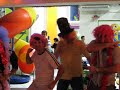 Adultos dan�ando YMCA e pagando mico em festa infantil