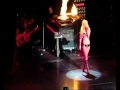 Lady Gaga cai em show em sua apresenta��o ao piano. Assista agora o v�deo