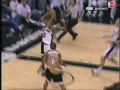 videos de Tony Parker spins and hangs for the fantastic flip shot!