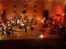 -- sejnykulturalnie.blox.pl --
w pi?tek, 3 sierpnia, licznie zgromadzona publiczno?? w auli pwsz w suwa?kach, mia?a okazj? pos?ucha? jednego z ciekawszych koncert�w tegorocznego aukso. powszechnie znany i lubiany zesp�? voo voo oraz niemniej znana i lubiana orkiestra kameralna miasta tychy aukso pod dyrekcj? marka mosia, zaprezentowa?y si? bardzo dobrze, wykonuj?c utwory z p?yty 