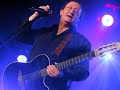 idir, de son vrai nom hamid cheriet, est un chanteur alg�rien n� en 1949 � a�t lahc�ne (ath yenni )en kabylie.  fils de berger, idir d�cida d'�tudier la g�ologie et �tait destin� a une carri�re dans l'industrie p�troli�re alg�rienne. l'avenir va cependant le diriger sur un autre chemin. en 1973, il d�marre sa carri�re par hasard en rempla�ant une chanteuse, pour qui il avait compos� une berceuse, � radio alger et interpr�te une chanson qui va devenir son premier succ�s a vava inouva.

en 1979, il sort un nouvel album, ay arrac negh (� nos enfants).

en 1999, idir enregistre identit�s, dans lequel il r�unit manu chao, dan ar braz, maxime le forestier, gnawa diffusion ou encore zebda.

 

style de musique

la musique d'idir na�t de l'association de diff�rents instruments, mais celui qui est � la base de son oeuvre est bien la fl�te du berger kabyle. il s'agit d'ailleurs du premier instrument qu'il a appris � jouer d�s son plus jeune �ge. les sonorit�s entrem�l�es des guitares, fl�tes et autre derboukas caract�risent la musique d'idir. bien qu'�crites en kabyle, ses chansons ont une port�e universelle et se veut mondiale. d'o� le qualificatif de world music souvent donn� � cette oeuvre. les sujets de ses chansons recouvrent diff�rents th�mes comme l'exil (a vava inouva) , la f�te (zwit rwit) ou encore les souvenirs (cfir).

ce style de musique se veut profond, d�clenche l'�motion et la nostalgie. bon nombre des chansons d'idir ont fait l'objet de reprises multiples, et qu'elles ont toujours - ann�e apr�s ann�e - une place de choix dans la programmation musicale des mariages kabyles (et autres).
