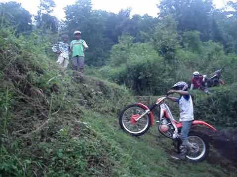 Video sepeda gunung Indonesia - Trials motorcycle are rare and expensive in Indonesia. this video was taken at Gunung Sari, Magelang Indonesia at Maxtrail's (Muntilan Extreme Adventure Trai...