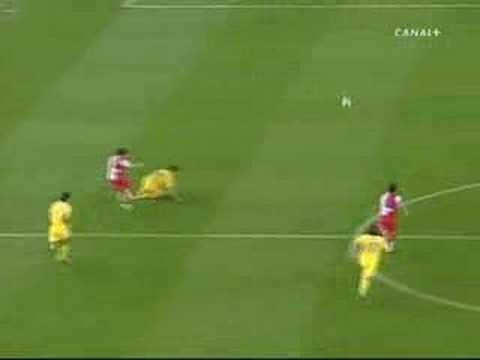Robert Pires gets a red card ...