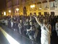 Un millar de indignados, que unos minutos antes habían iniciado una cacerolada en la Puerta del Sol en el aniversario del 15-M, comenzaron una marcha improvisada hacia la Bolsa de Madrid.