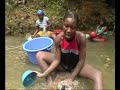 2. PALENQUERAS LAVAN ROPA, SE BA�AN Y CANTAN EN EL ARROYO