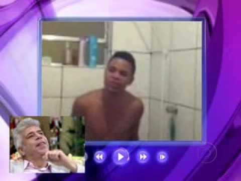 Pedro Lima cantando  no chuveiro