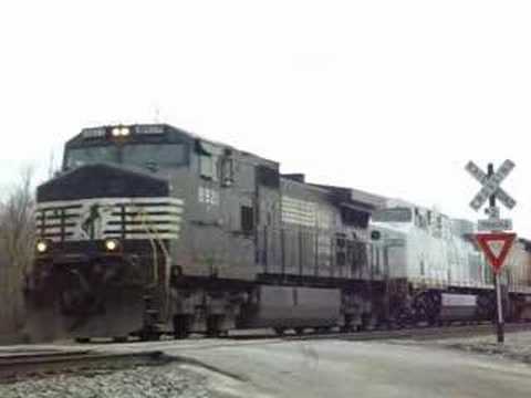 ES44AC - Well after school heard NS 34N up at Karnes talking to CYO about car counts, went up there and boy, I was glad I went up there!!!!!! VERY RARE WHITE ES44AC C...
