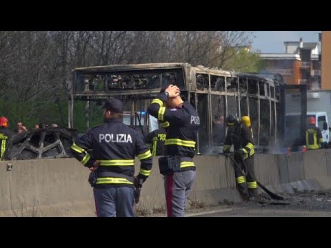 Italien: Schulbus in Mailand angezndet - 14 Kinder mit Rauchvergiftung im Krankenhaus