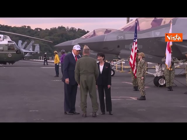Trump con berretto Usa arriva con la premier giapponese Sanae Takaichi alla base navale di Yokosuka