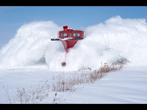 Τρένο περνά μέσα από το χιόνι 