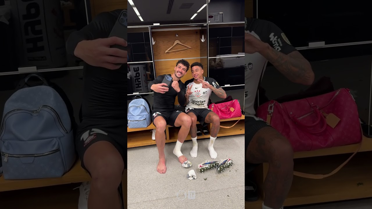 Se liga nos bastidores da selfie da vitória no vestiário! 1️⃣3️⃣🤝7️⃣7️⃣ #VaiCorinthians #shorts