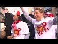 Kampioensploeg geniet van rondrit op platte kar Kampioensploeg geniet van rondrit op platte kar