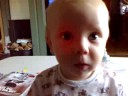 Liam rister p� hodet