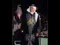 كلمات/بدر بن عبدالمحسنالحان/سراج عمرمرتني الدنيا .. بتسأل عن خبر ..مابه جديد ..عشاق ليلة تفارقوا ..وصاروا بعيد ..لا طاحت نجوم السما .. ولا تاه في الظلما قمر ..لا تاقف الدنيا .. وتسأل عن خبر ..مابه جديد ..اسهل من الكذبة .. على شف الطفل ..فرقى الأحبه يا هوى ..أحلى من الحلم اللي ودي لو كمل ..كانت ليالينا سوى ..لا طاحت نجوم السما .. ولا تاه في الظلما قمر ..لا تاقف الدنيا وتسأل عن خبر ..مابه جديد ..لا تاقف الدنيا .. على أول طريق ..فرقى الأحبه يا هوى ..لا تسأل جروحي متى خان الرفيق ..عهد المحبه والهوىلا طاحت نجوم السما .. ولا تاه في الظلما قمر ..لا تاقف الدنيا وتسأل عن خبر ..مابه جديد ..