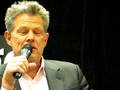 videos de super producer David Foster talks about the difficulty working with CHICAGO in new book