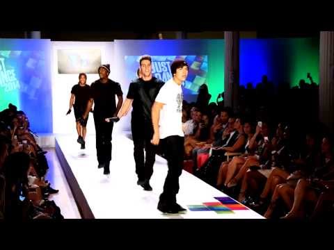 livefashionweek - austin mahone en nyc.....cantando what about love en el desfile. suscribete.