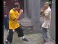 videos de Shaolin monk playing with a American (Kungfu teaching)