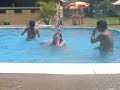 burda de estupidos en la piscina