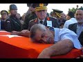 Vurulup tertemiz alnından, uzanmış yatıyor; Bir hilâl uğruna, yâ Rab, ne güneşler batıyor! Ey, bu topraklar için toprağa düşmüş asker! Gökten ecdâd inerek öpse o pâk alnı değer. Ne büyüksün ki kanın kurtarıyor Tevhîd'i... Bedr'in arslanları ancak, bu kadar şanslı idi. Sana dar gelmeyecek makberi kimler kazsın? 