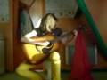 videos de Lou qui fait de la guitare .