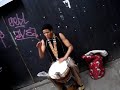un negro tocando tambores en Camden