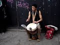 un negro tocando tambores en Camden